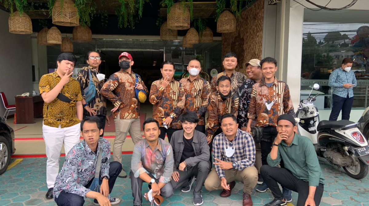 Anak Socmed nih. Senggol dong!