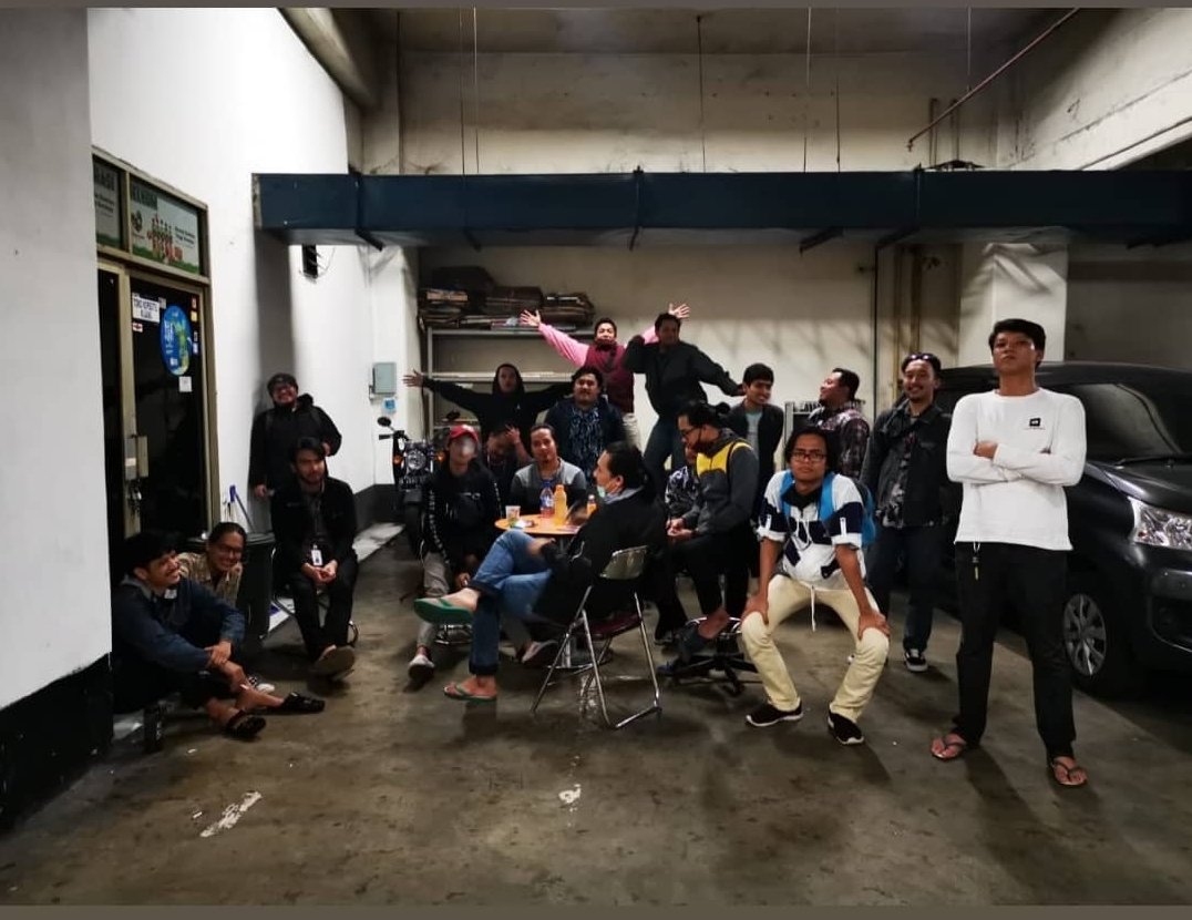 Socmed nih. Senggol dong!