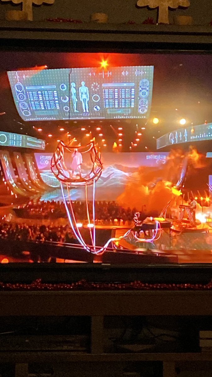 snrdick1's tweet photo. Uh… what is going on #AMAs   This whole show is lame https://t.co/7mmPXTYbHo