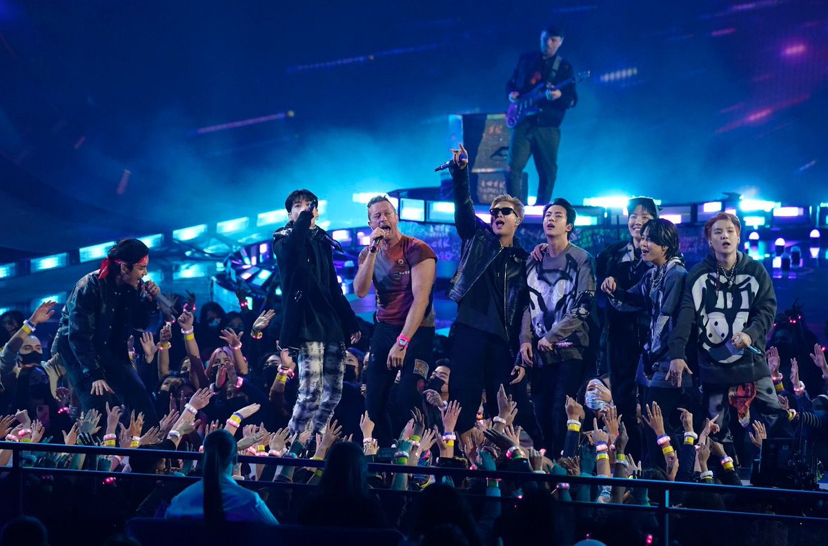 ARMY_13136's tweet photo. #BTSxAMAs #ColdplayXBTS #ARMYxAMAs https://t.co/UaL6WVlW0E