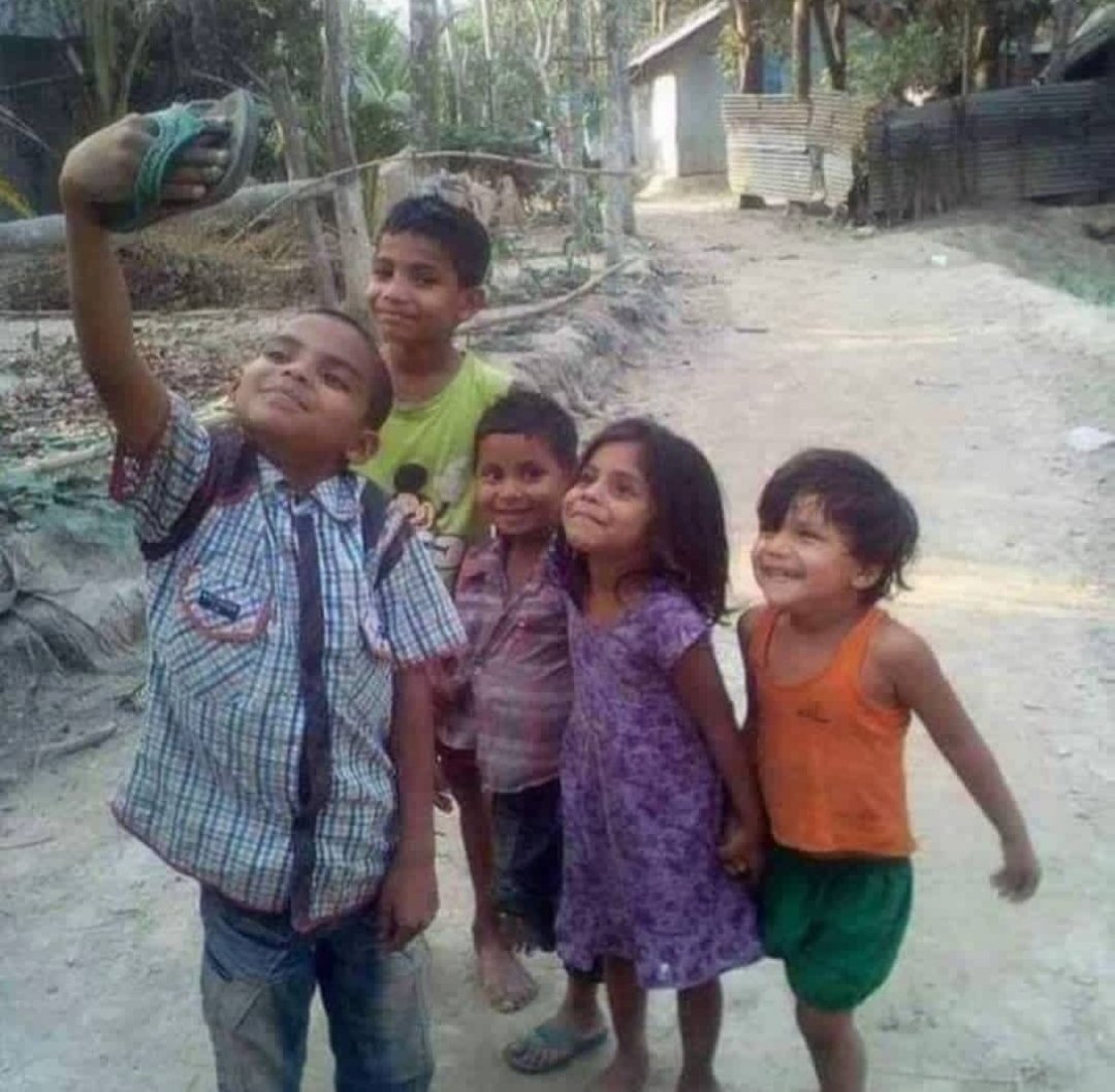 الكاميرا مزيفه ،،ولكن السعاده حقيقيه ،،
السعاده قرار مهما كانت الإمكانيات  💜

#صباح_الخير