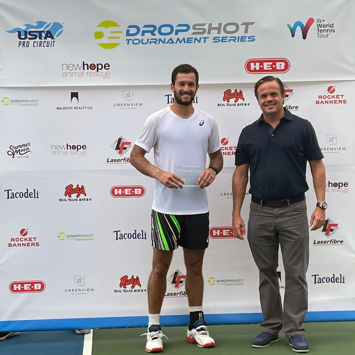 DropShot_Series's tweet photo. Today’s Singles Final was an epic battle for the title -  3 set final between [2] Zachary Svajda 🇺🇸 and [LL] Eduardo Nava 🇺🇸. After an almost 2 ½ hour match, Zachary Svajda takes home his 1ST PRO TITLE WIN! 🏆 Congrats to both men on a fantastic ride to the top! #DropShotATX https://t.co/4HtXnPedcf