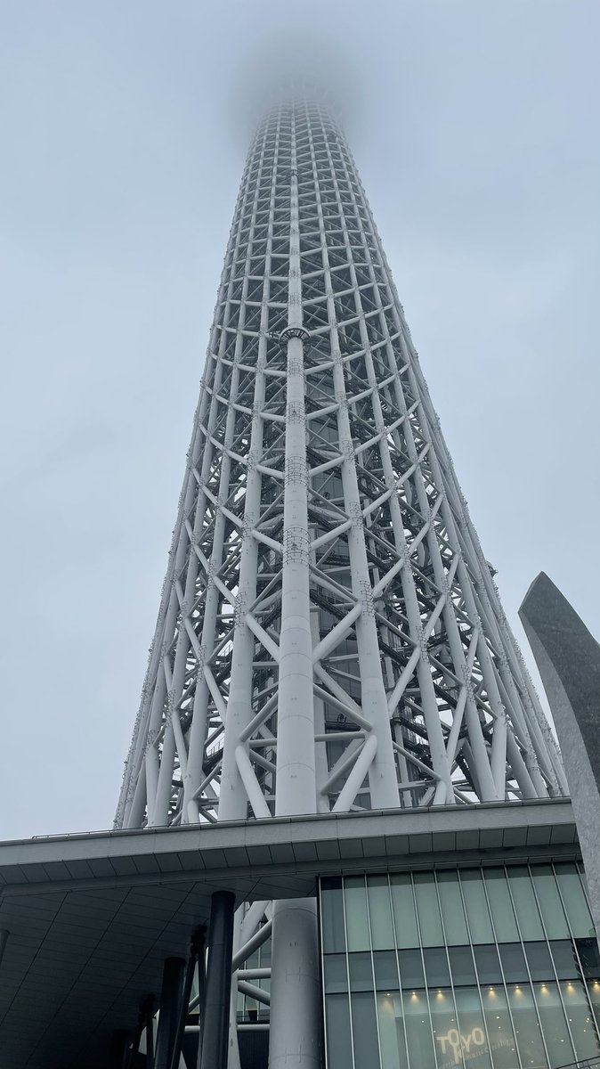 用事があってスカイツリーの前通ったんだけど先っちょみえなくてなんかこわいw