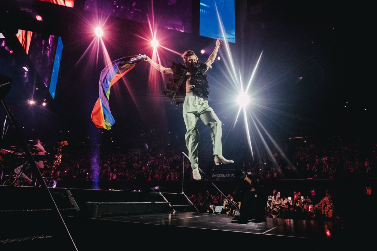 nikkimarieJPG's tweet photo. Harry Styles || November 2021|| Night 3
#HLOT #LoveOnTour #HLOTLA #LoveOnTourLA #LOTLA #HSLOTInglewood #HSLOT #LoveOnTourLosAngeles #HSLOTLA #LoveOnTourLA3 #HarryStylesForum 

📸@nikkimarieJPG
 @Harry_Styles @HSHQ 
 (Credit if reposted)

Priderry (REPOST) https://t.co/niUB8TpzCm