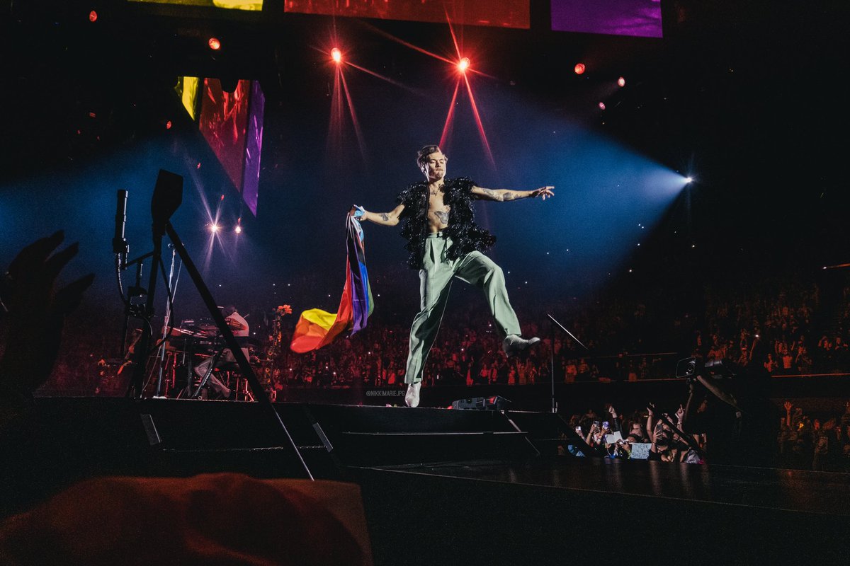 nikkimarieJPG's tweet photo. Harry Styles || November 2021|| Night 3
#HLOT #LoveOnTour #HLOTLA #LoveOnTourLA #LOTLA #HSLOTInglewood #HSLOT #LoveOnTourLosAngeles #HSLOTLA #LoveOnTourLA3 #HarryStylesForum 

📸@nikkimarieJPG
 @Harry_Styles @HSHQ 
 (Credit if reposted)

Priderry (REPOST) https://t.co/niUB8TpzCm