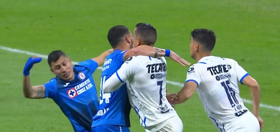 SancadillaNorte's tweet photo. El penalote de Escobar a Funes Mori que no se marcó. https://t.co/Z4HABgMumQ