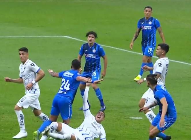 SancadillaNorte's tweet photo. El penalote de Escobar a Funes Mori que no se marcó. https://t.co/Z4HABgMumQ