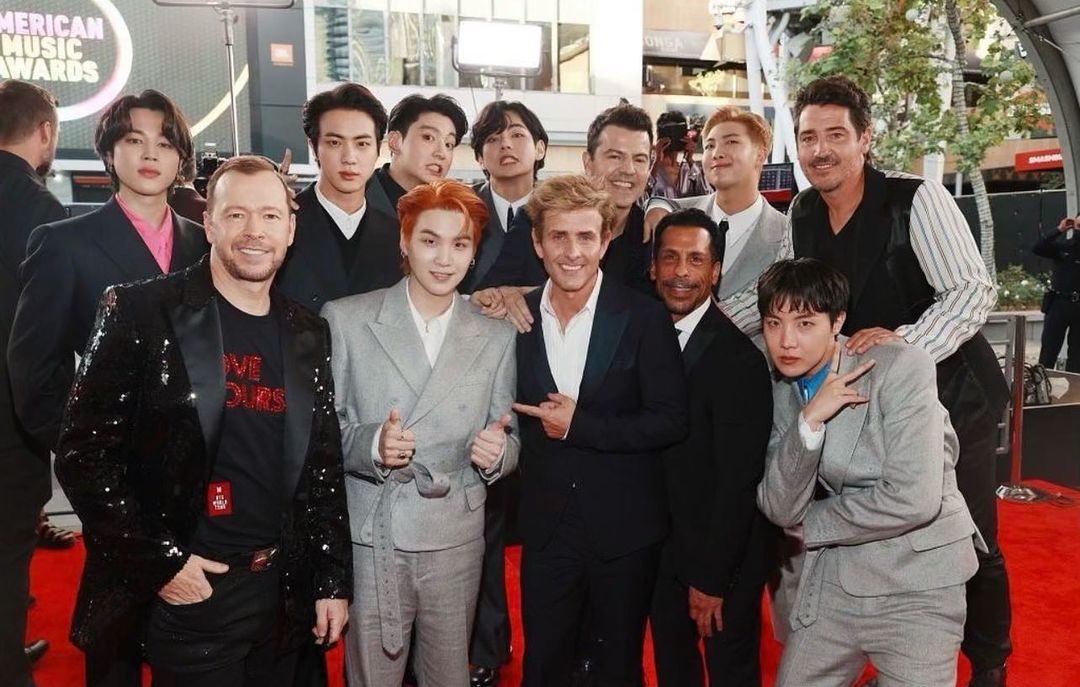 B__boolizm's tweet photo. ใครอยากเป็นส่วนหนึ่งของกาแลกซี่นี่บ้าง✋✋✋
#BTSxAMAs BTS
#AMAsTNT https://t.co/apG7IxrUig