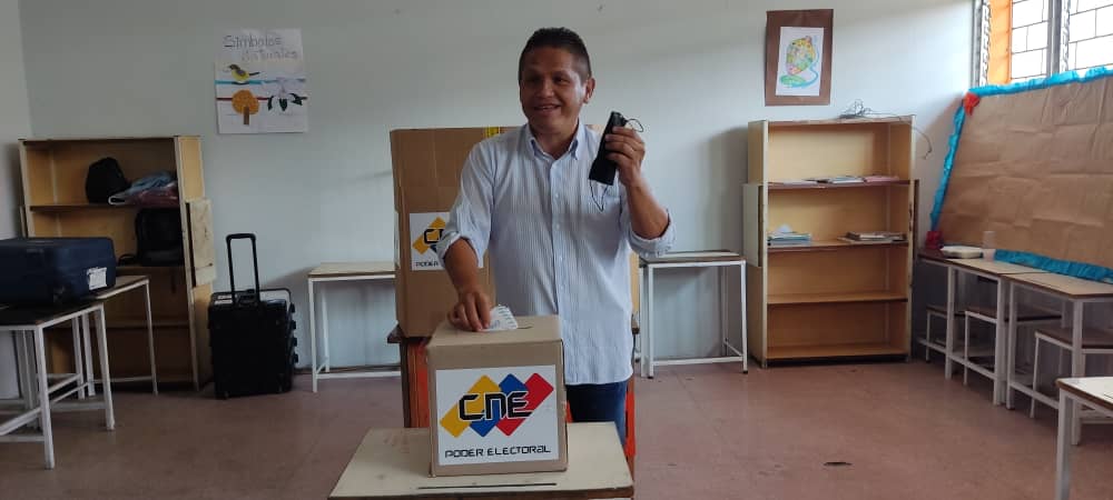 alexandermirele's tweet photo. Voy a ser breve... Ganamos en todas partes. Gracias a Dios y al pueblo valiente de San Carlos soy el nuevo Alcalde de la  Ahora a trabajar por todos por igual. Los amo a todos. https://t.co/8wQYCaecTO