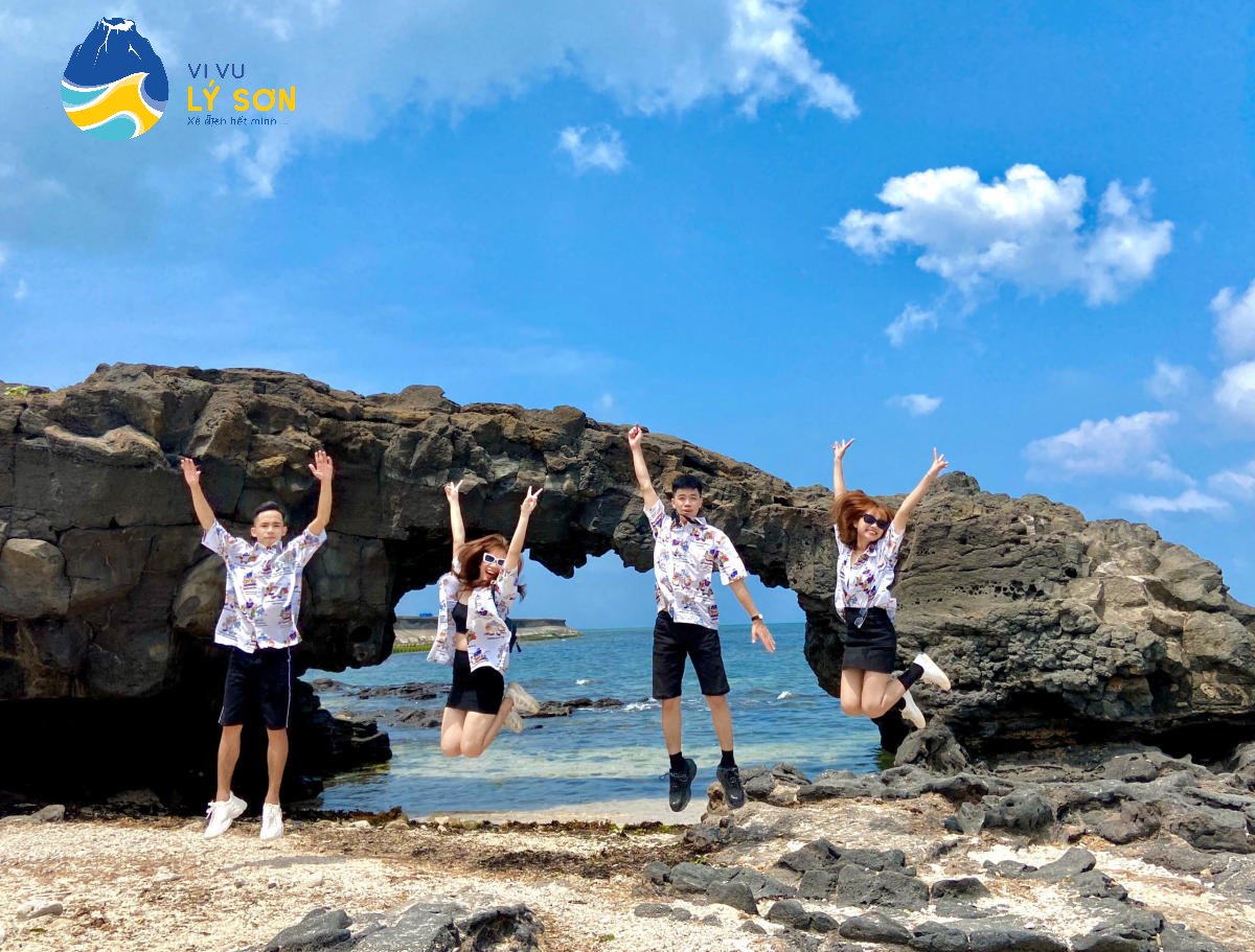 duchoang47's tweet photo. Cổng Tò Vò đảo Lý Sơn là một điểm du lịch bạn không nên bỏ qua khi đặt chân đến vùng đất thơ mộng này. Xem ngay bài viết để biết lý do vì sao nhé.
#tourlyson #dulichlyson #dulichquangngai
https://t.co/ICNBS6sUat https://t.co/5sH0czvNpB