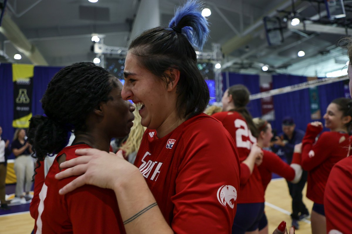 SunBelt's tweet photo. 𝗦𝗛𝗜𝗡𝗘 𝗜𝗡 𝗧𝗛𝗘 𝗠𝗢𝗠𝗘𝗡𝗧.

@WeAreSouth_VB | #SunBeltVB ☀️ 🏐 https://t.co/2UbupEv2cN