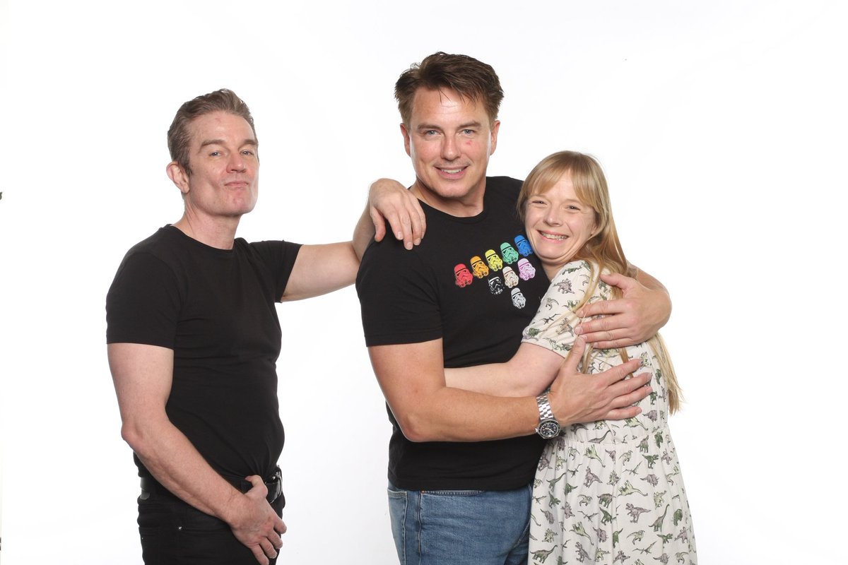 Fab day at <a href="/walescomiccon/">Wales Comic Con</a> today. <a href="/JohnBarrowman/">John Barrowman MBE</a> and <a href="/JamesMarstersOf/">James Marsters</a> were worth every minute of the queue #WalesComicCon #Torchwood