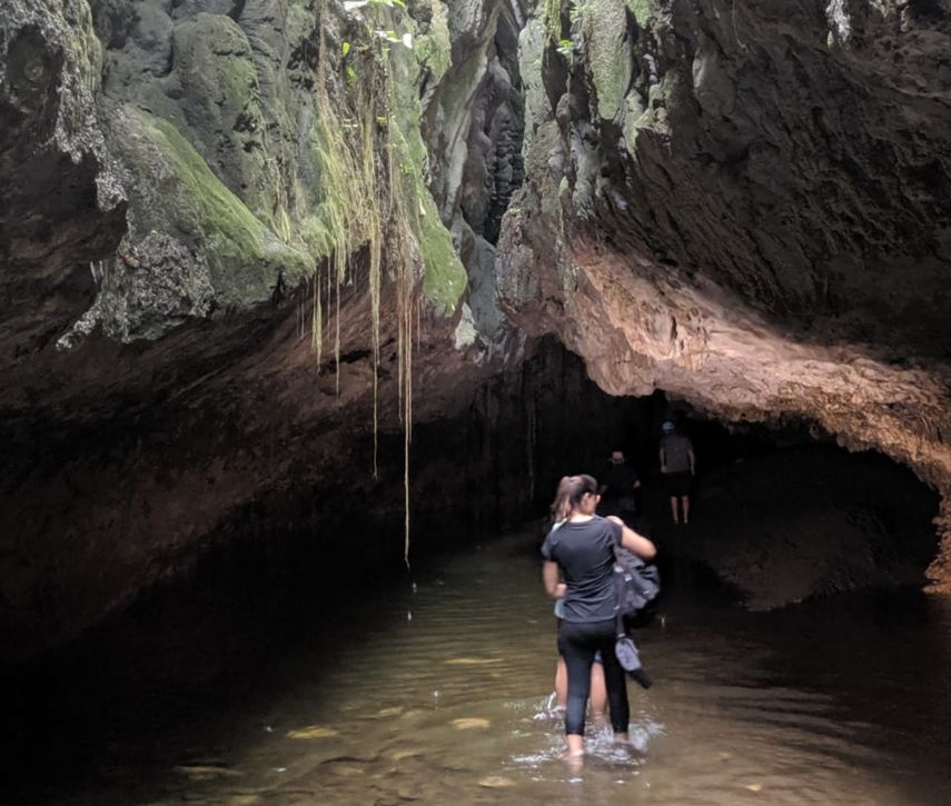 Sinaproc informa que se realiza el rescate de varias personas que se mantienen atrapadas en Las Cuevas de Bayano, distrito de Chepo, tras un deslizamiento de tierra.