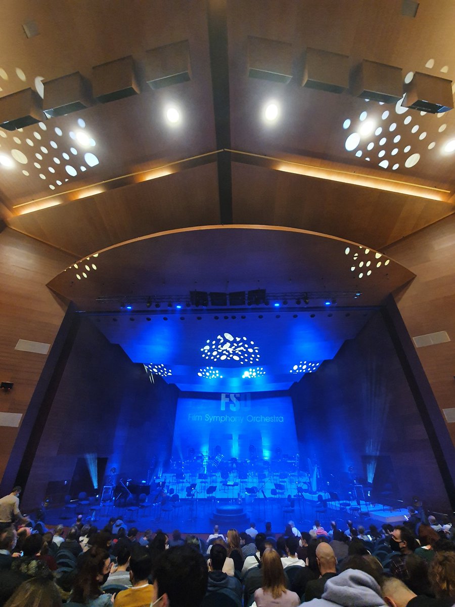 jonurbieta's tweet photo. Increíble la magia que llega a transmitir la @FilmSymphony con su música, con su director @cmartinezorts y sus narraciones y como no, la magnífica labor de Ivan González y Alicia Úbeda con las luces. Todos ellos consiguen transportarnos a las diferentes películas. #FSOtour https://t.co/FnOgaNKDws
