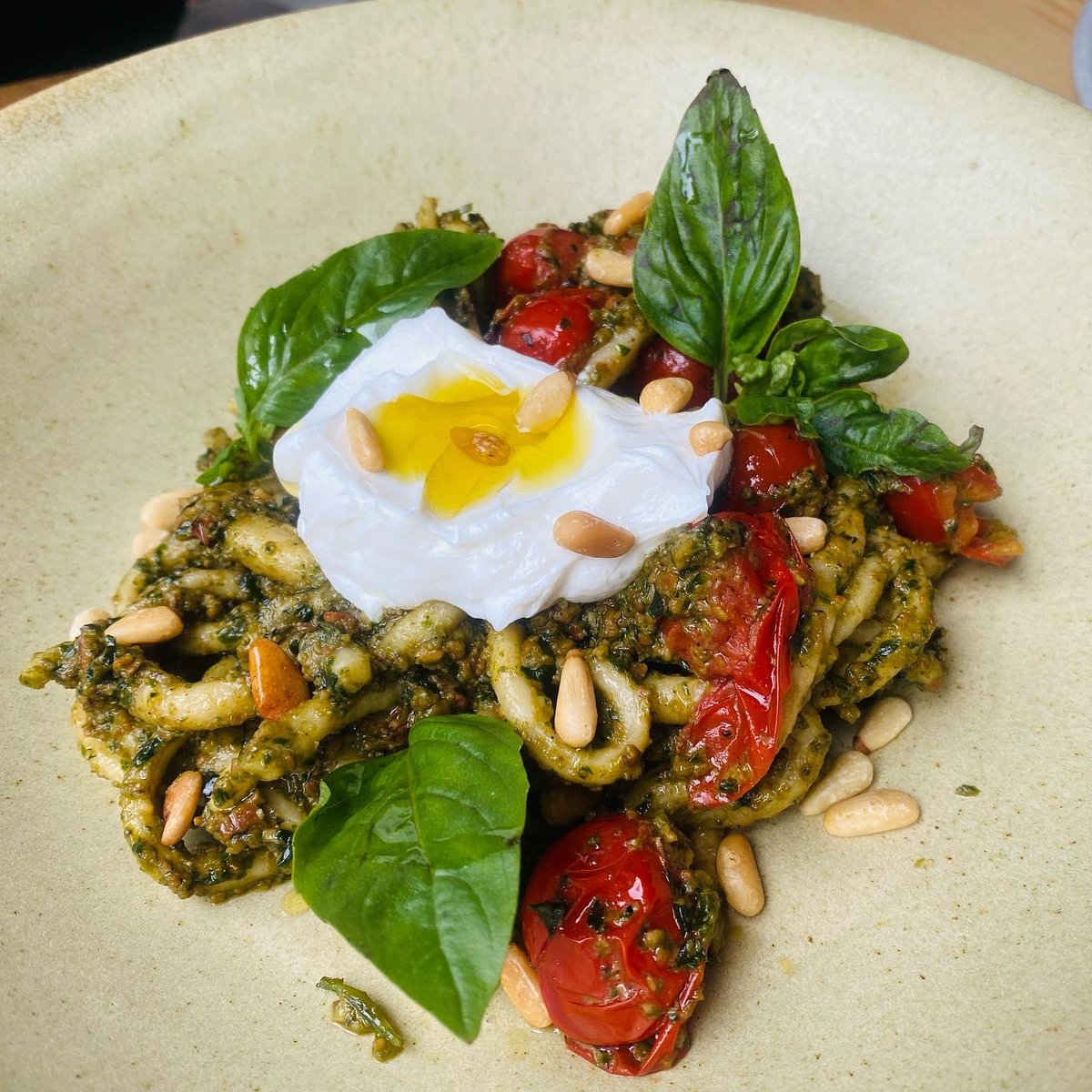 คาเฟ่แสนอบอุ่นจากสิงคโปร์อีกสาขาต่อจากที่เจริญกรุง แค่เดินเข้าร้าน ก็ได้กลิ่นและเสียงคั่วกาแฟ  เดี๋ยวๆ กลิ่นเบคอนด้วย

นอกจากกาแฟที่เป็นจุดเด่นของที่นี่ ยังมี All day breakfast ที่ทานกันได้ทั้งวัน เมนูเยอะและ เลือก custom หลากหลาย เลือกกันไม่ถูกเลย ฟินนนน

#รีวิวคาเฟ่ <a href="/aroii/">@aroii บอกต่อ</a>