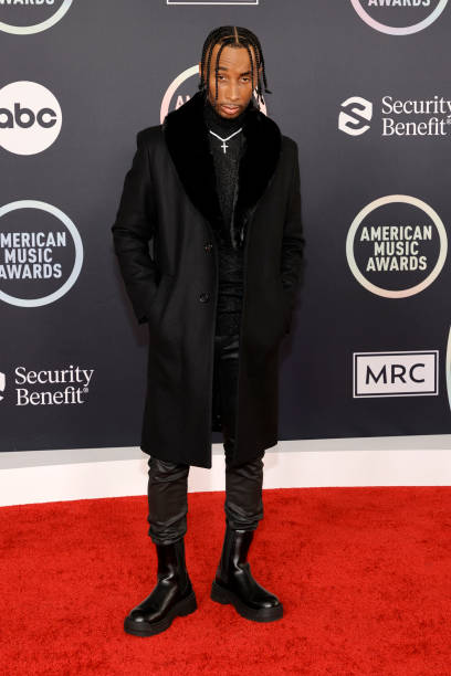AwardShowNews's tweet photo. .#JamesDerrick at the 2021 American Music Awards.
#amas https://t.co/xtxR9mQ6ZN