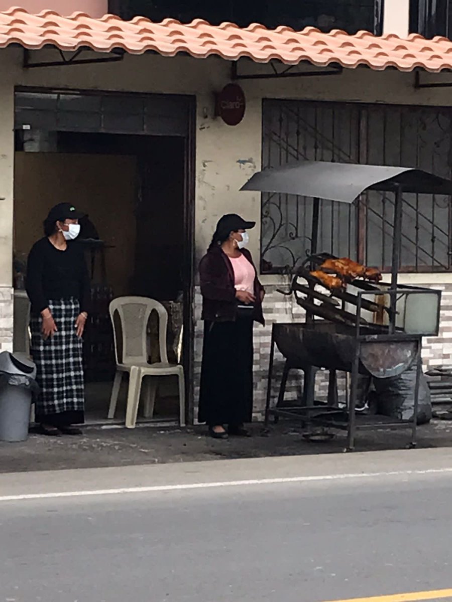 HMACampbell's tweet photo. Almuerzo hoy (redoble de tambores 🥁 🙏)…….. ¿ Cordero?, ¿quizás un poco de Cuy?  Al final ganó Sr Chancho y tomamos un poco de cascarita / cuero con mote.
Quitaremos la nariz 👃 por la próxima vez……😉😳 https://t.co/wcoLskHEQP