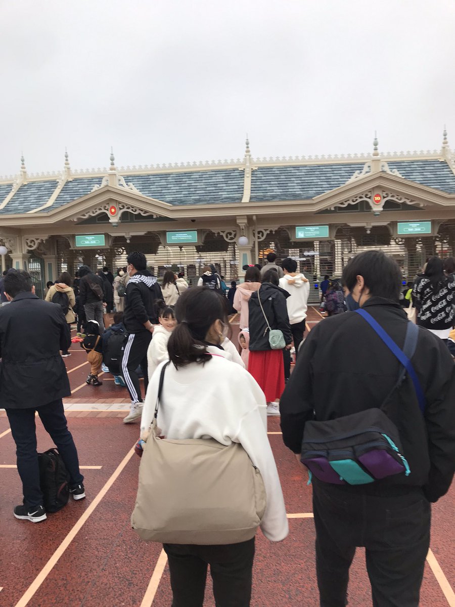 ディズニーランド シー開園何時から並ぶ 途中合流できる コロナで何か変わったか ねこねこ速報