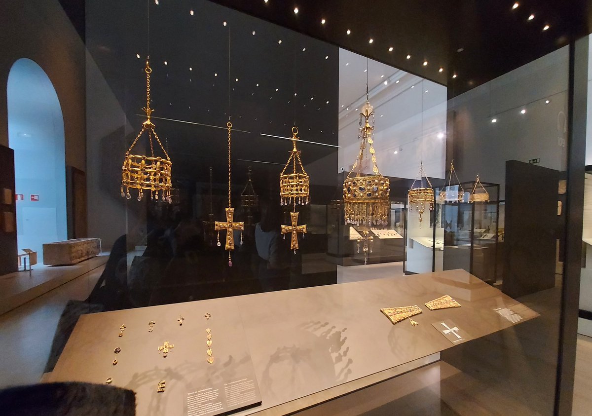 begosalem's tweet photo. En el @MANArqueologico, viendo cositas de visigodos y acordándome de #Attax y de @josezoilohdez 😏⚔ https://t.co/pmYa21vVDD