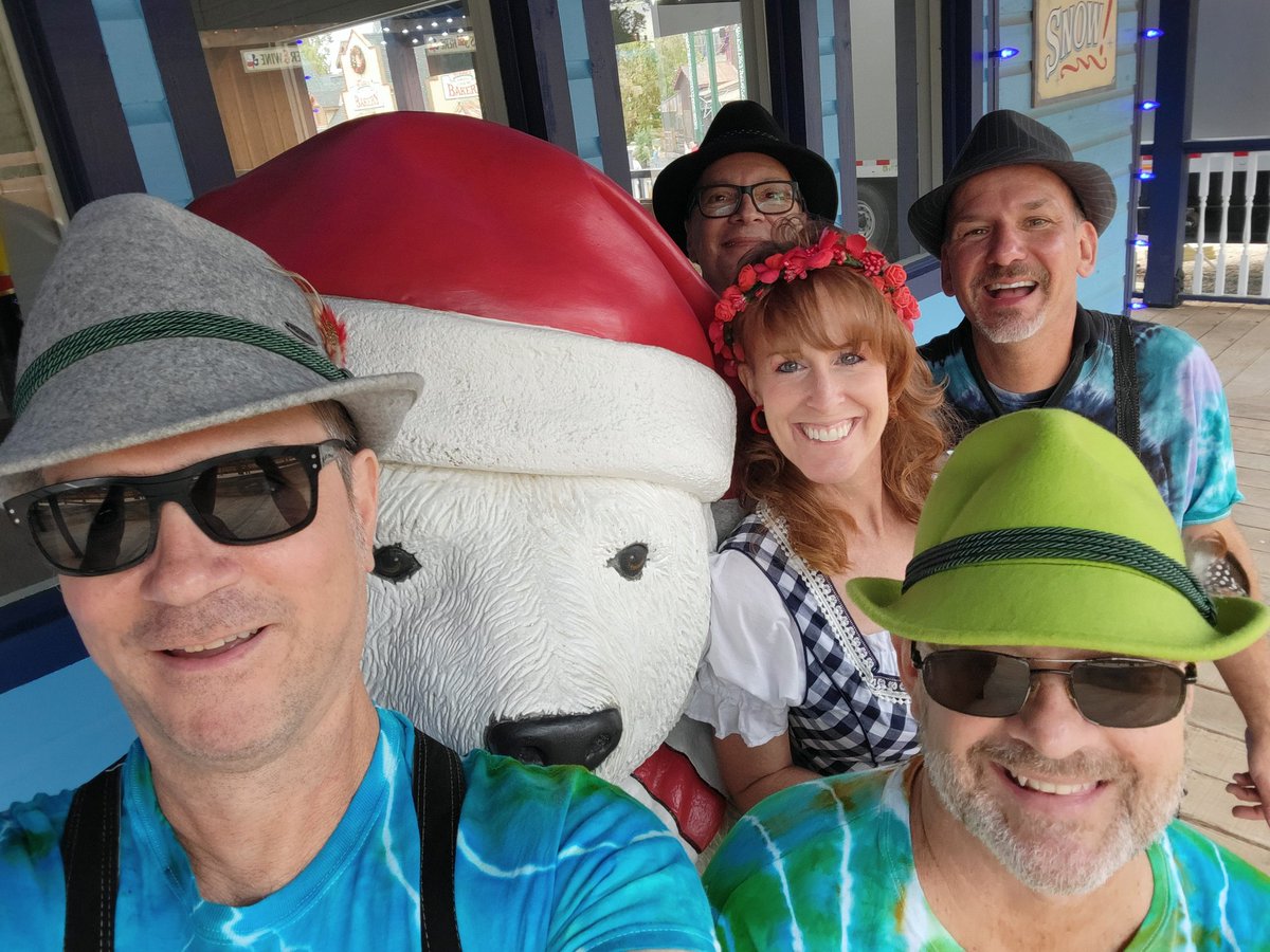 thedogensteins's tweet image. Day 2 with the bears. #santaswonderland