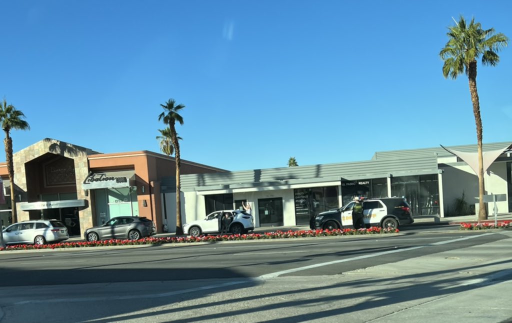 chicklet_c's tweet photo. Guns drawn on El Paseo @KESQ @ShopElPaseoPD https://t.co/5JDqYmcmnH