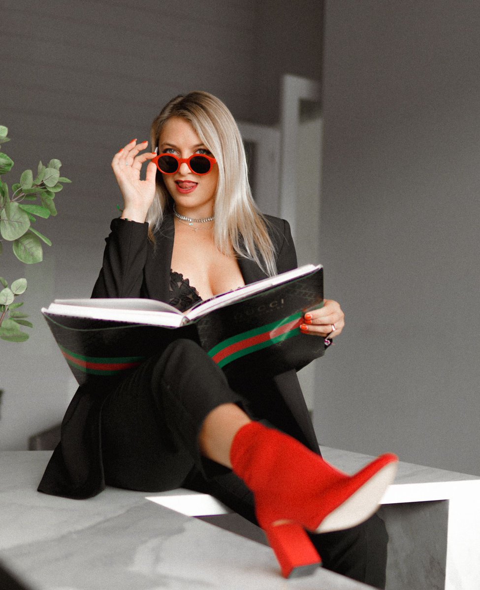 fat_ass5's tweet photo. HOTTIE CEO VIBES @CRYPTO_HOTTIES @TULUMINHOTTIES amazing work by @nftalexir https://t.co/R2Lw50hEHL