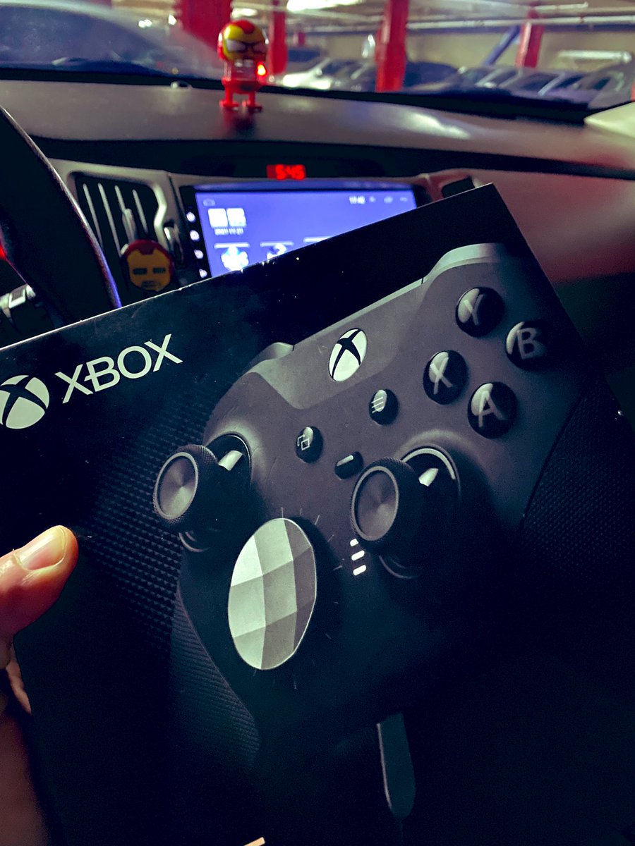 EAndres8_'s tweet photo. Vamos‼️ para casa‼️ 🏠 #Xbox20  #SeriesElite2 🤝🎮 Me han adelantado la navidad 🎄 @MarcelaRamire2 💚💚 https://t.co/8N3ylE8WEk