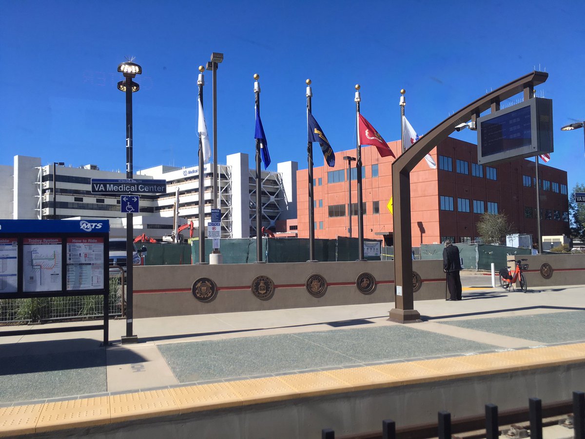AgentBaz's tweet photo. Made it there! Free food and drink, entertainment, and plenty of seating. #MidCoastMilestone https://t.co/frrOT5EtnV
