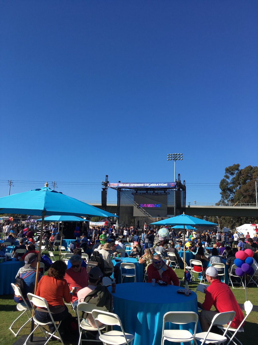 AgentBaz's tweet photo. Made it there! Free food and drink, entertainment, and plenty of seating. #MidCoastMilestone https://t.co/frrOT5EtnV