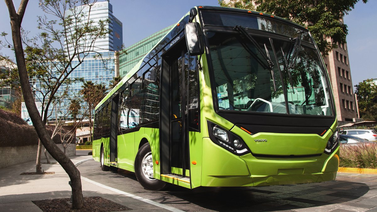 VolvoBusesmx's tweet photo. Para situaciones de tráfico o embotellamiento en las grandes ciudades de México nuestro #VolvoAccess es ideal ya que su motor de 8 litros reduce la emisión de contaminantes y el consumo de combustible. Disponible en Euro 5 y Euro 6. #VolvoBuses #TúNosMueves https://t.co/XZIxkYHQat
