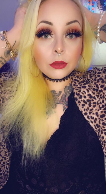 Thinking about bringing back my makeup lessons on Skype  Let me know if you&rsquo;d be interested ☺️ https://t
