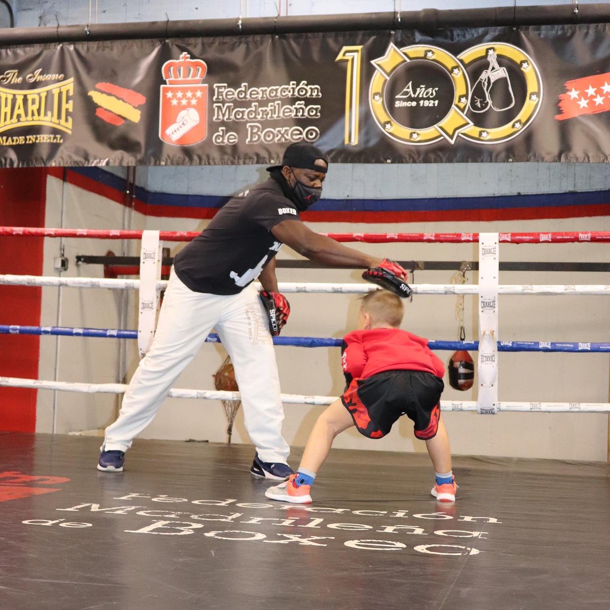 CORALBISTUER's tweet image. EL NOBLE ARTE DE LAS DIECISÉIS CUERDAS.
 
Con motivo del centenario de la Federación Madrileña de Boxeo se ha disputado este fin de semana el TORNEO SCHOOLBOYS. 
 
75 jóvenes de distintas comunidades han participado en el evento celebrado en el Gimnasio Rayo Vallecano de Madrid.