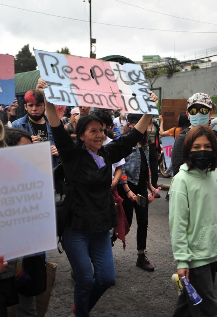 parentesisuio's tweet photo. El #20N se realizó la Segunda #MarchaTrans del #Ecuador en varias ciudades del país como #Quito, #Guayaquil y #Riobamba Fotos de @sebis_vera #MarchamosTrans @pachaqueer @runasanabriap @SiluetaX @RedTransEcuador @guayaqueer Álbum completo en Facebook. https://t.co/e1WSKRRbXG