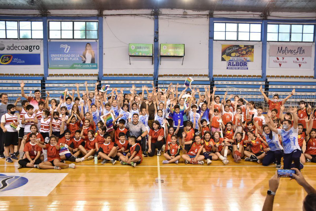 El deporte es salud y fomenta los buenos hábitos, sobre todo en los más chicos. Por eso estuve feliz de acompañar a el Encuentro de Mini Vóley que realizó la Federación Correntina en <a href="/ClubRegatasCtes/">Club de Regatas Corrientes</a> 🏐Cientos de niños y niñas de distintos puntos de la provincia lo disfrutaron👏🏻