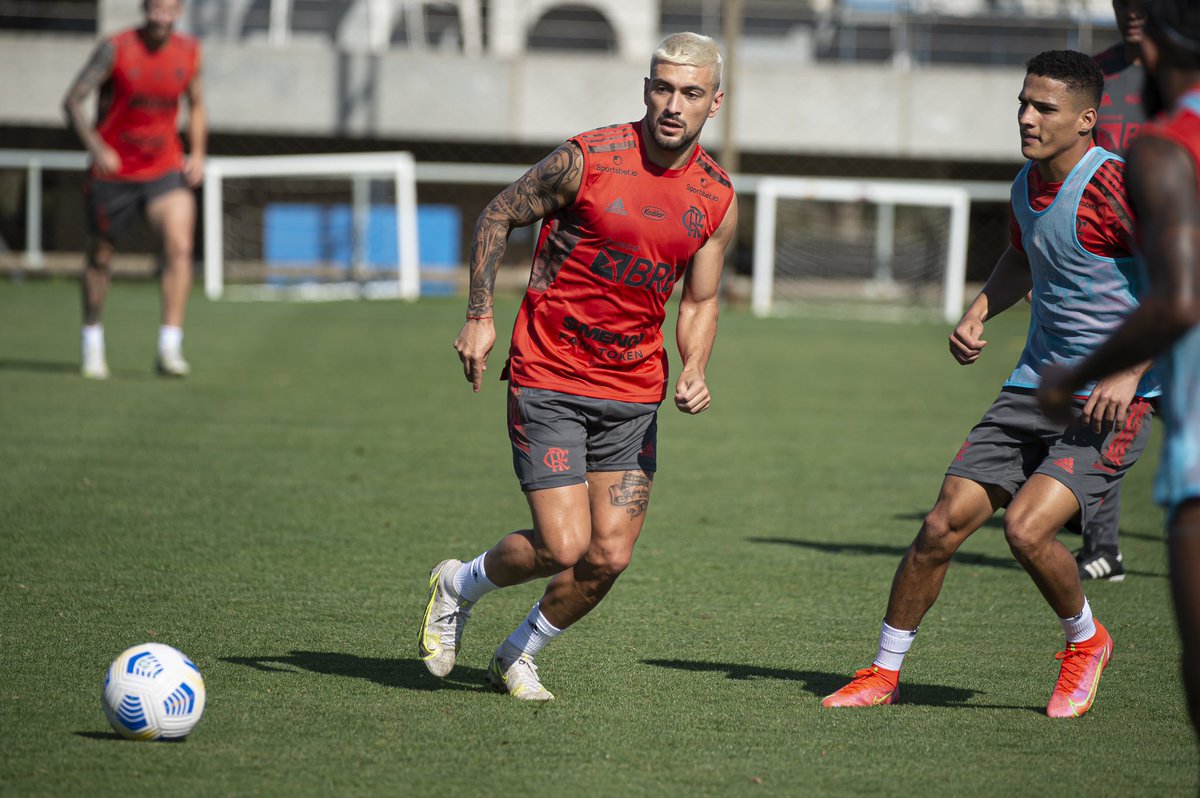 Flamengo's tweet photo. 🇺🇾💪❤️🖤

📸 @AlexandreVidal1 / CRF https://t.co/l8H4cT9QQG