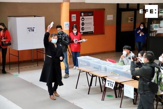 EFEnoticias's tweet photo. #EFEURGENTE | El ultraderechista Kast y el izquierdista Boric pasan al balotaje en Chile. #Elecciones2021CL https://t.co/hrU0wSTWXV