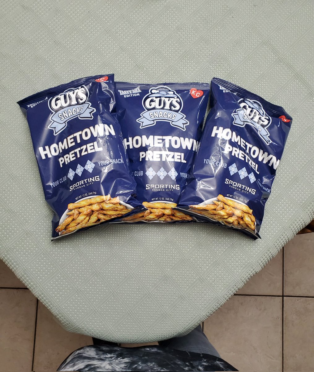 RolaCoasta's tweet photo. Went to my local @HyVee here in Kansas City and finally got @GuysSnacks's Sporting Kansas City's Hometown Pretzels! ⚽️
Have been really wanting to try them, glad I found them. Let's goo!
#KansasCity #GuysSnacks #Pretzels https://t.co/4lqwFgCRMI