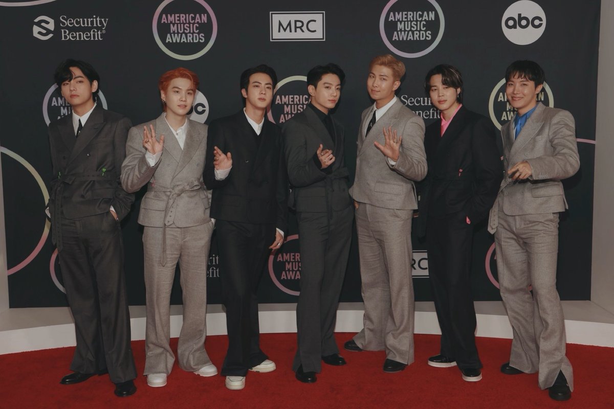 btsfashionhr's tweet photo. bts ama red carpet looks https://t.co/AEfPPNWULW