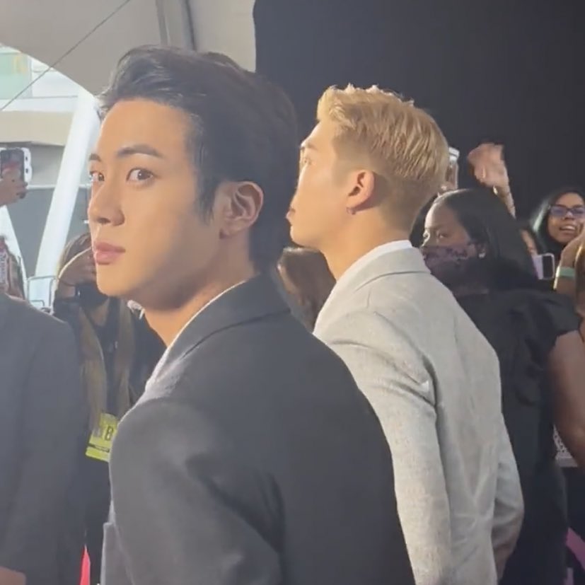jingallery's tweet photo. A REAL LIFE PRINCE #BTSxAMAs https://t.co/kIUIVNDxx5