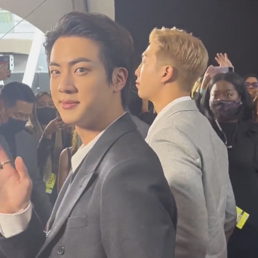jingallery's tweet photo. A REAL LIFE PRINCE #BTSxAMAs https://t.co/kIUIVNDxx5