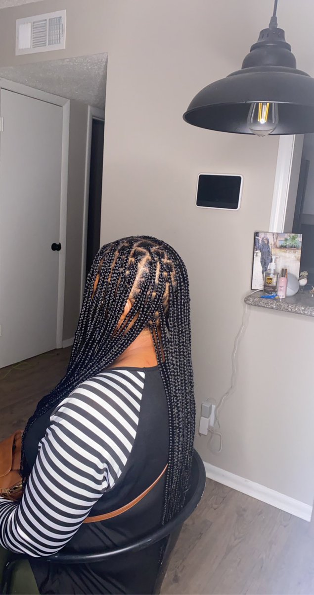_kayymonet__'s tweet image. Small knotless braids
Dm me to book 
#batonrougehairstylist #batonrougebraider #knotlessbraids