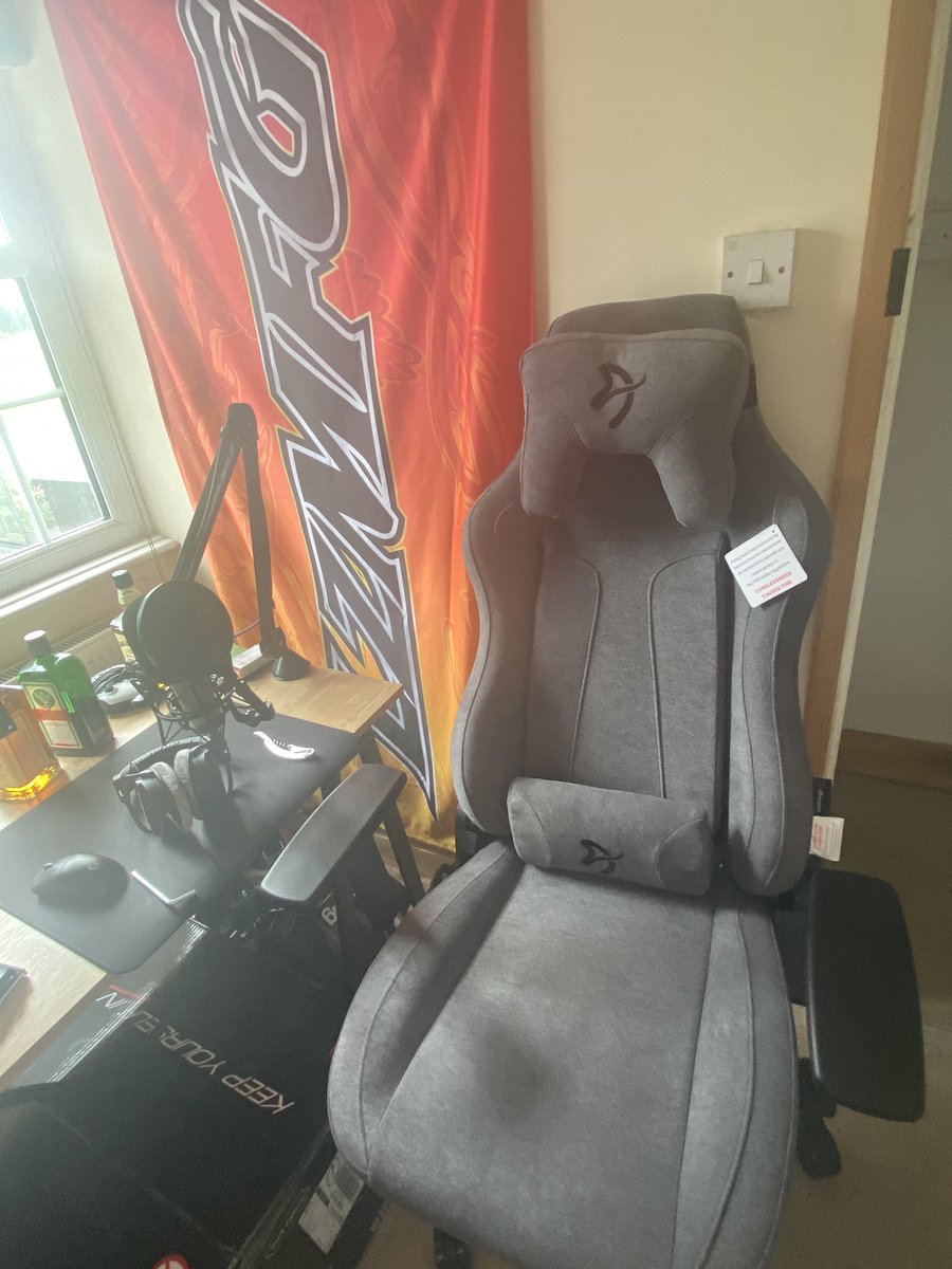 chawndi's tweet photo. @imrags Arozzi’s are mega comfy https://t.co/rFpReiXOqY