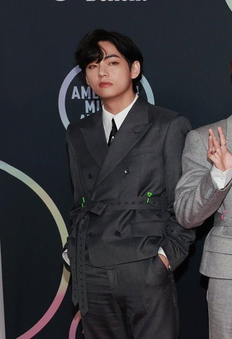 kiss_seven7's tweet photo. Pero miren el look de Taehyung en los AMAs , esta increíblemente hermoso, DIOS MIO NECESITO OXIGENO.

#BTSxAMAs @BTS_twt https://t.co/knvDCLss2p