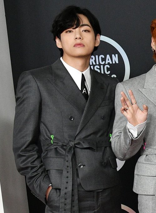 kiss_seven7's tweet photo. Pero miren el look de Taehyung en los AMAs , esta increíblemente hermoso, DIOS MIO NECESITO OXIGENO.

#BTSxAMAs @BTS_twt https://t.co/knvDCLss2p