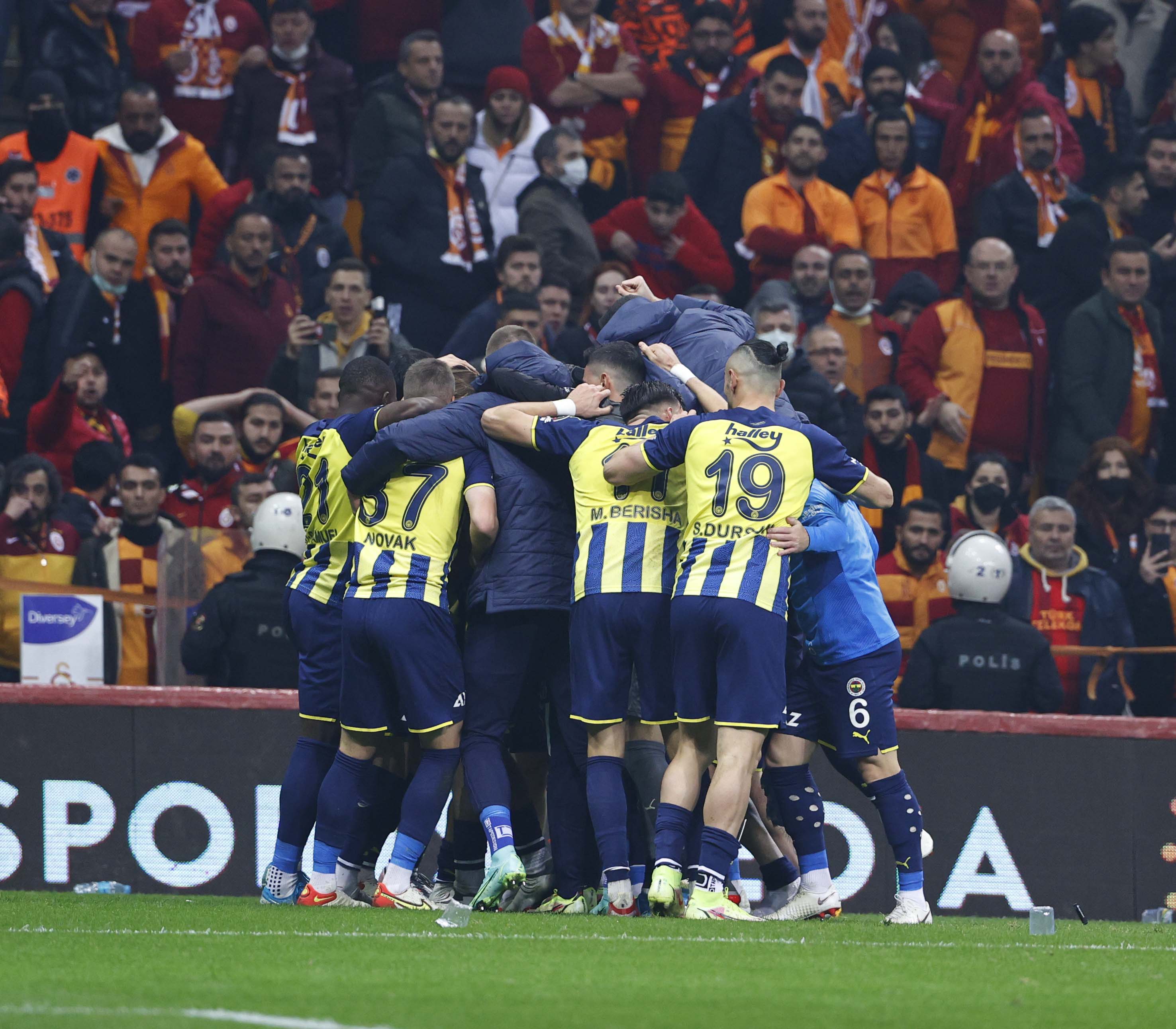 Fenerbahçeli Futbolcular Galatasaray Galibiyetini Kutluyor