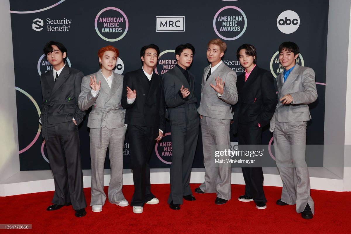 DIOS ESTAN HERMOSOS 
#BTSxAMAs <a href="/BTS_twt/">방탄소년단</a>