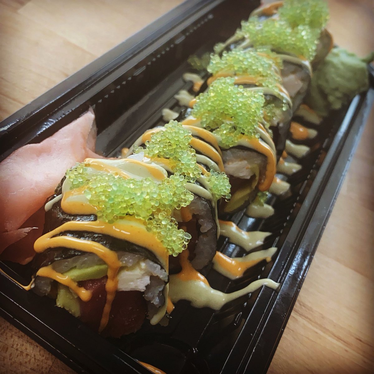 Mondays really NEED to be about feature rolls. Here’s a good start 👀 ⁣
⁣
Serving the northside tomorrow @thecommonplace 11-2 MWS and Brighton Heights from 4-6⁣
⁣
bluefin tuna / avocado / wasabi mayo / Sriracha mayo / wasabi tobiko / tōgarashi⁣