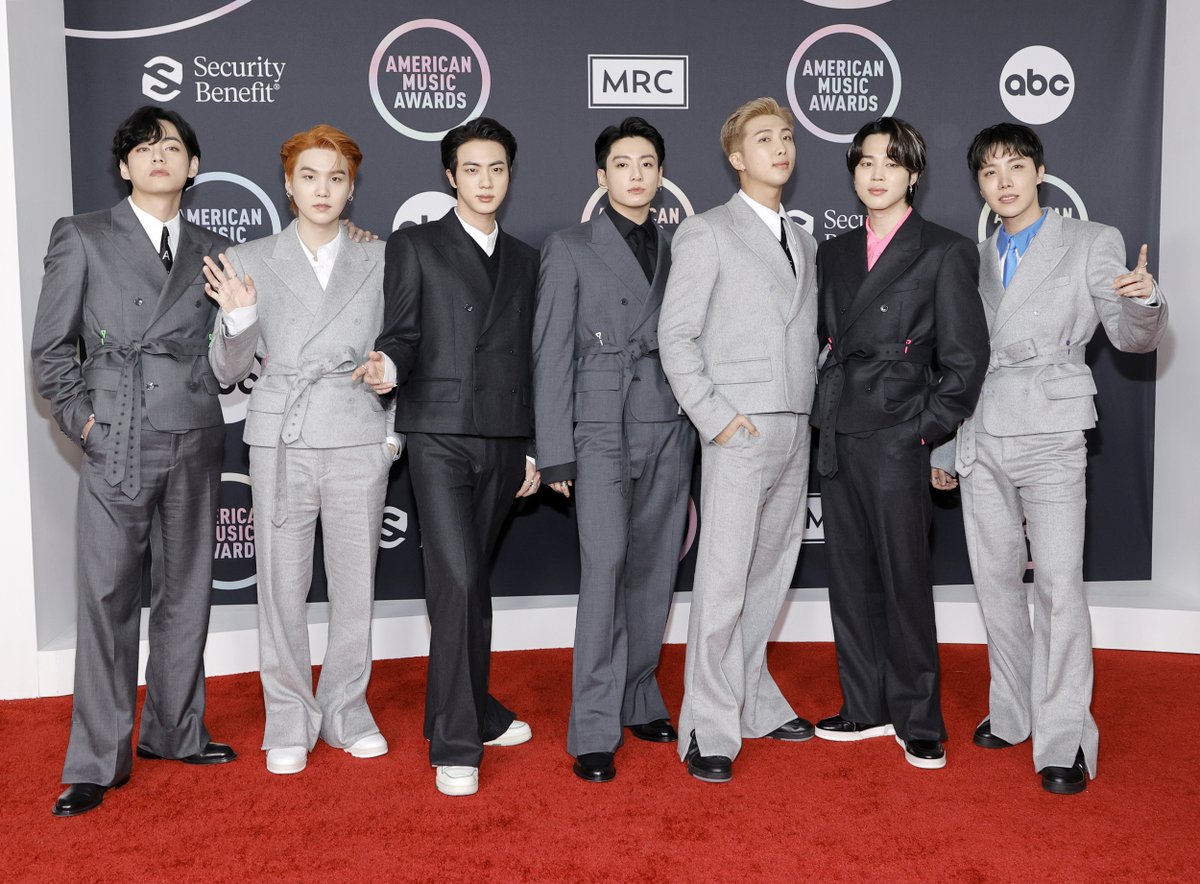 iHeartRadio's tweet photo. Help! I've fallen (For @BTS_twt) &amp; I can't get up. 💜😍 #AMAs 

(📷: @GettyImages) https://t.co/nVo9Jdn9Gz