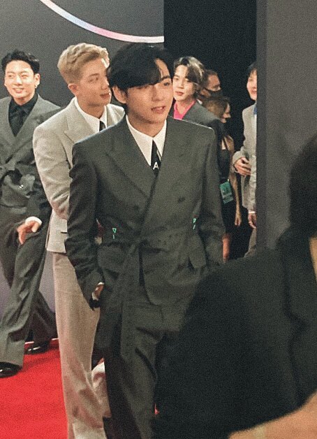 taeteland's tweet photo. kim taehyung is on fire tonight https://t.co/9rJZOuCp4h