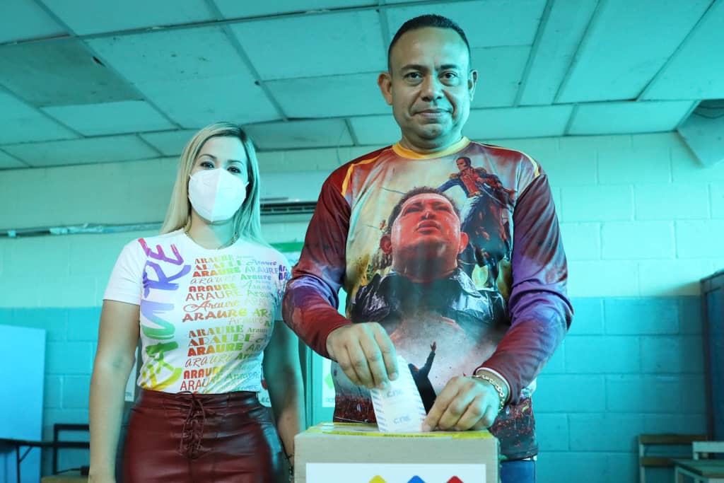 Durante estas #MegaElecciones2021 acompañamos al candidato a la Gobernación de mi amado estado Portuguesa, nuestro hermano Primitivo Cedeño, quien ejerció su derecho al voto junto al pueblo en esta gran fiesta electoral de la Patria.